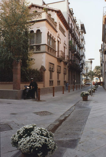 El carrer del Nord. Al fons, la Gran Via de Jaume I. 1990