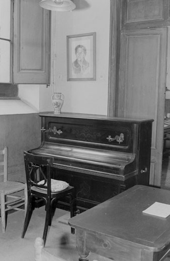 Escola de Belles Arts. Una sala amb un piano. 1963