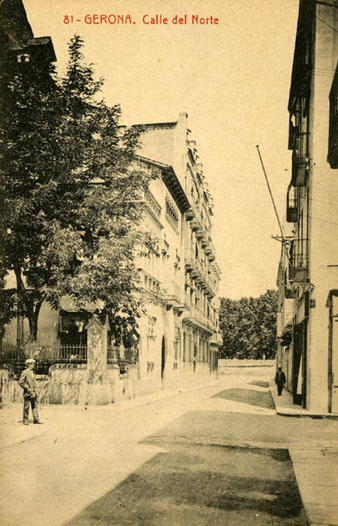 Vista del carrer del Nord amb la Gran Via de Jaume I al fons. A l'esquerra, fent cantonada amb el carrer Anselm Clavé, el xalet Juandó-Casa Furest. 1910