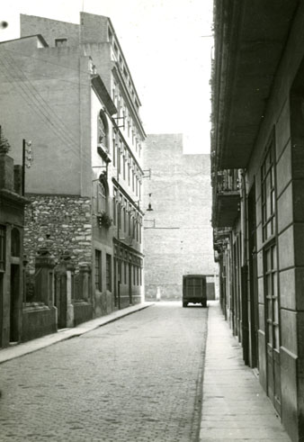 El carrer del Nord després de la col·locació de les llambordes. Vista amb el carrer Hortes al fons. Al fons a l'esquerra, la residència de les Dominiques. 1952