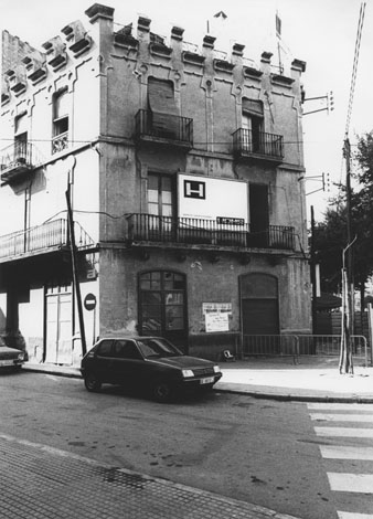 Enderrocament d'un edifici a la cruïlla del carrer del Nord amb la Gran Via de Jaume I. 1987