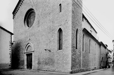 Façana de l'església de Santa Susanna del barri del Mercadal. A la dreta, el carrer de l'Obra. 1911