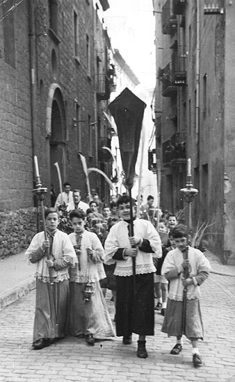 Escolania del Mercadal participant en la processó de Rams pel carrer de l'Obra. 1955