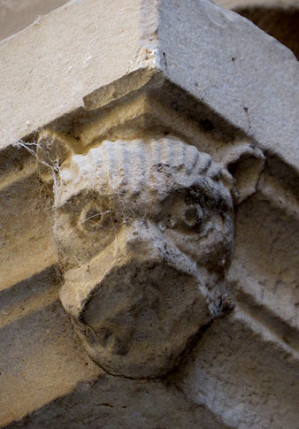 Detall de l'entrada lateral de l'església de Santa Susanna del Mercadal