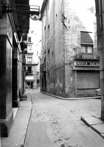 El carrer de les Peixateries Velles. A la dreta, la plaça de les Castanyes. 1973