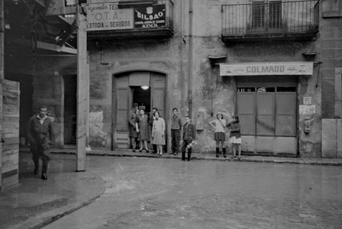 Un grup de gent al carrer del Perill inundat. 1965