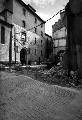 Obres d'enderrocament d'un edifici del xamfrà del carrer Perill amb el carrer Obra, davant la porta lateral de l'església de Santa Susanna. 2000