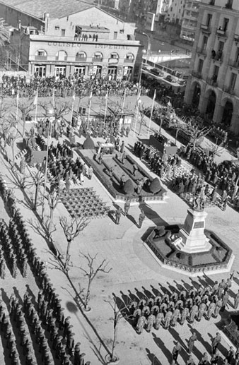 Parada militar en commemoració del XXXII Aniversari de l'Alliberament. 1971