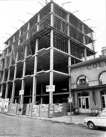 Construcció d'un bloc d'habitatges seguint el projecte inicial de la plaç, a l'espai comprès entre Correus i el cinema Coliseu. 1981