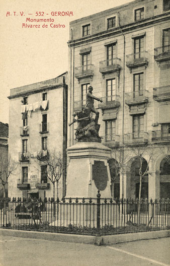 El monument als Defensors de Girona 1808 i 1809, a la plaça de la Independència. Al fons a l'esquerra, la botiga de la fàbrica de gasoses de Carles Vidal. 1905