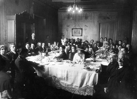Banquet de la comunió de Mercè Vila Reig celebrada en una casa de la plaça Bell-lloc. 1925