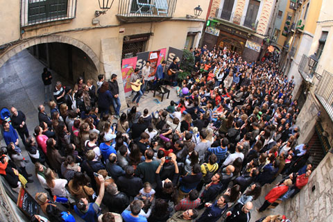 Concert sorpresa a la plaça de les Castanyes del grup Els Amics de les Arts, dins del festival Strenes. 2015
