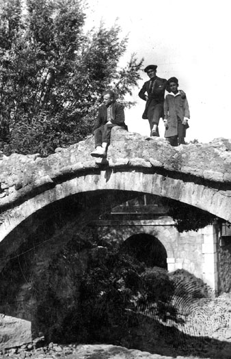 Antic pont del Dimoni (segle XIV) de Santa Eugènia de Ter, el 1900. El Pontem Fretum podria haver tingut un aspecte semblant