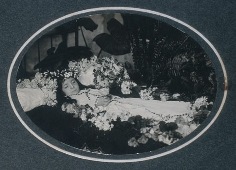 Retrat post mortem d'una nena envoltada de flors. 1910