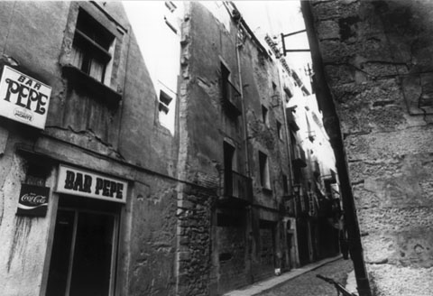 Barri xino de Girona. Carrer del Portal de la Barca. 1984