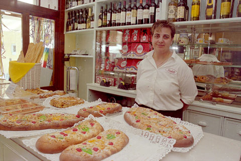 Venda de coques de Sant Joan a la pastisseria Can Castelló. 2002