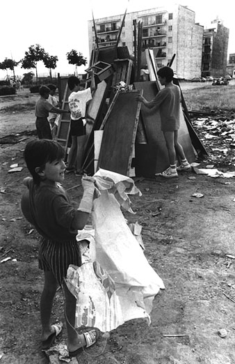 Preparació d'una foguera de Sant Joan en un descampat de Girona. 1988