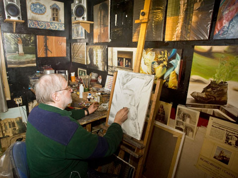 Ricard Renart treballant al seu estudi