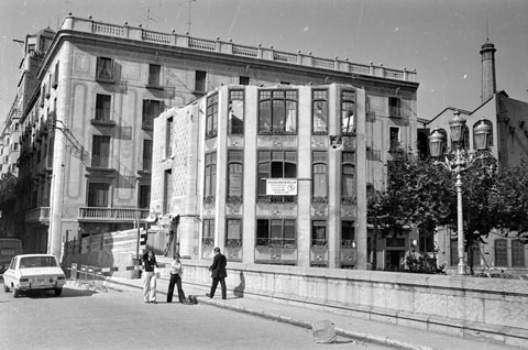Enderrocament de la casa annexada al pont de Pedra, al carrer de Santa Clara. Al fons, l'edifici de la Caixa de Pensions per a la Vellesa i d'Estalvis i la fàbrica Grober. 1974