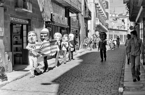Cercavila de capgrossos al carrer Santa Clara. 11 de setembre de 1982