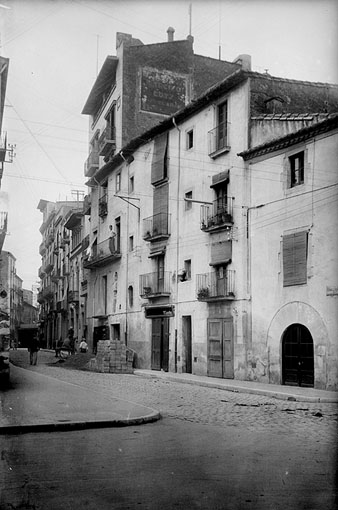 El carrer de Santa Clara vist des de la plaça Independència. Al centre, la Casa Cots en obres. 1924