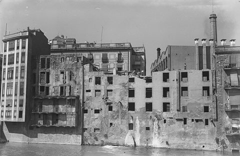 Enderrocament de cases de l'Onyar al carrer Santa Clara. S'observa al darrera l'edifici de la Caixa de Pensions i la fàbrica Grober. 1959