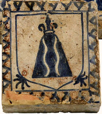 Rajola gòtica amb l'escut heràldic de Sarriera. Segle XV. Pasta ceràmica (terra cuita) decoració en blau català