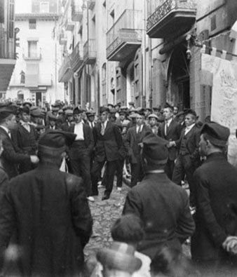 Cantada de Caramelles en una plaça d'Arbúcies. 1926