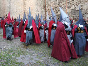 Setmana Santa 2023 a Girona. Sortida dels Manaies per lliurar el Penó