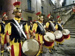 Setmana Santa 2023 a Girona. Sortida dels Manaies per lliurar el Penó