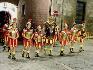 Setmana Santa 2023 a Girona. Sortida dels Manaies per lliurar el Pen&oacute;