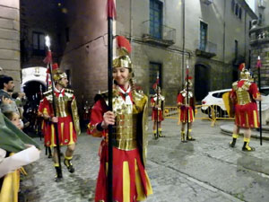 Setmana Santa 2023 a Girona. Sortida dels Manaies per lliurar el Pen&oacute;