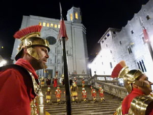 Setmana Santa 2023 a Girona. Sortida dels Manaies per lliurar el Pen&oacute;