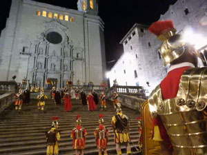 Setmana Santa 2023 a Girona. Sortida dels Manaies per lliurar el Pen&oacute;