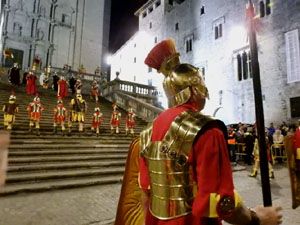 Setmana Santa 2023 a Girona. Sortida dels Manaies per lliurar el Pen&oacute;