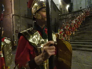 Setmana Santa 2023 a Girona. Sortida dels Manaies per lliurar el Pen&oacute;