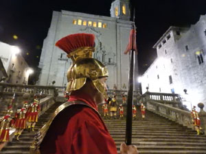 Setmana Santa 2023 a Girona. Sortida dels Manaies per lliurar el Pen&oacute;