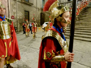 Setmana Santa 2023 a Girona. Sortida dels Manaies per lliurar el Pen&oacute;