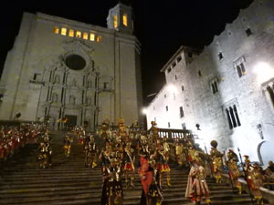 Setmana Santa 2023 a Girona. Sortida dels Manaies per lliurar el Pen&oacute;