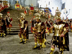 Setmana Santa 2023 a Girona. Sortida dels Manaies per lliurar el Pen&oacute;