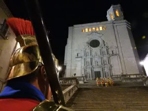 Setmana Santa 2023 a Girona. Sortida dels Manaies per lliurar el Pen&oacute;