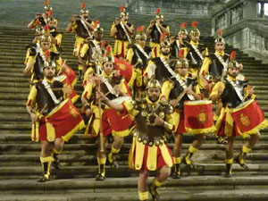 Setmana Santa 2023 a Girona. Sortida dels Manaies per lliurar el Pen&oacute;