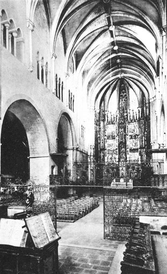Interior de l'església de Sant Feliu. En primer terme, el cor. 1925