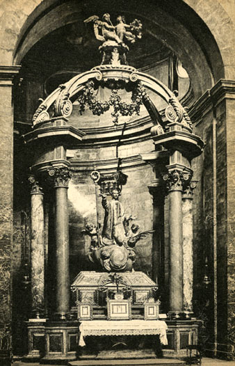 Detall del baldaquí i de l’altar del sepulcre de Sant Narcís. 1906