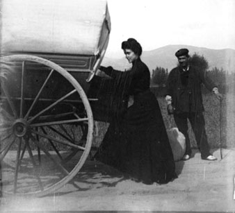 Dona pujant a una tartana. 1888-1910