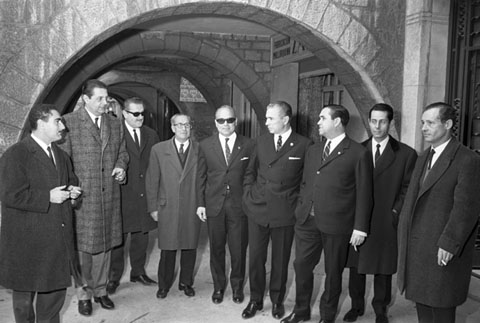 Presa de possessió de l'alcalde de Girona, Josep Bonet Cufí. L'alcalde sortint, Pere Ordis Llach, amb els regidors, entre ells Joaquim Pla Dalmau, a les Voltes d'en Rosés. 1967