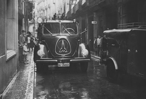L'icònic camió Magirus al carrer Ciutadans després dels aiguats produïts pel desbordament del riu Onyar. 1962