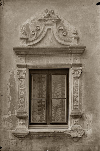 Finestra renaixentista de la Casa Caramany de La Bisbal d'Empordà. 1918