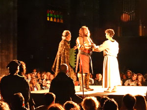 SRepresentaci&oacute; de la Consueta de Sant Jordi cavaller a la nau g&ograve;tica de la Catedral