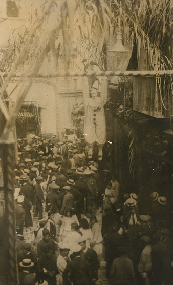 El Tarlà penjat al carrer de l'Argenteria durant la festa del carrer. 1908